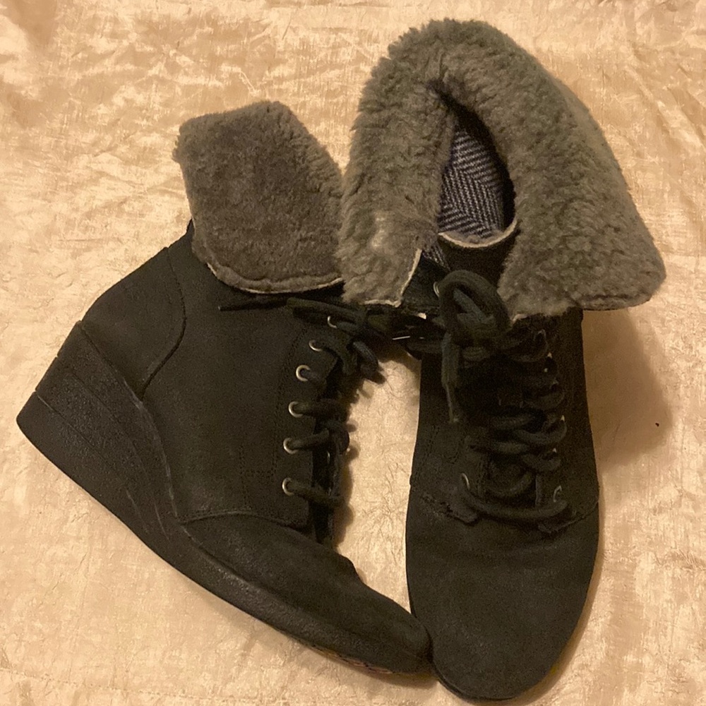 UGG Zea Cold Weather Black Waterproof Wedge Heeled Fur Lined Boot Size 8